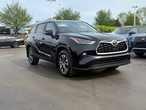 Certified 2025 Toyota Highlander XLE AWD/4WD image 3