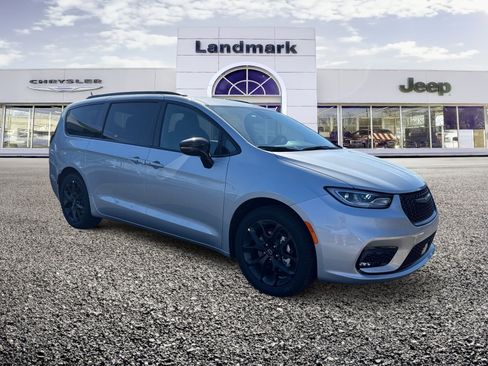 New 2026 Chrysler Pacifica Select w/ S Appearance Package image 21