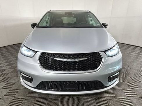Used 2024 Chrysler Pacifica Touring-L FWD image 7