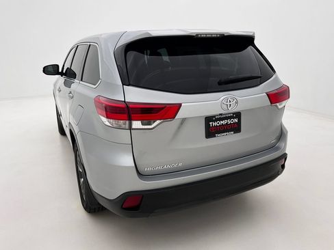 Used 2019 Toyota Highlander LE AWD/4WD image 8