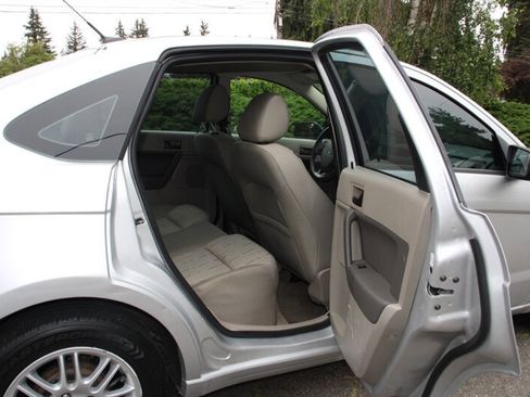 Used 2010 Ford Focus SE FWD image 6