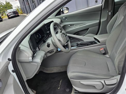Used 2025 Hyundai Elantra SE image 9