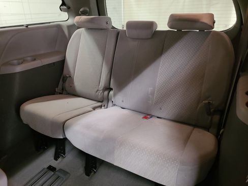 Used 2018 Toyota Sienna LE image 10