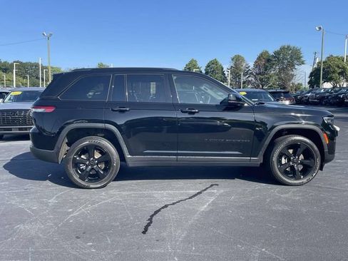 Used 2023 Jeep Grand Cherokee Altitude RWD image 8