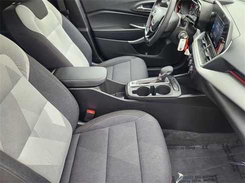 Used 2024 Chevrolet Trax RS FWD image 19