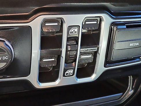 Used 2024 Jeep Gladiator Sport AWD/4WD image 16