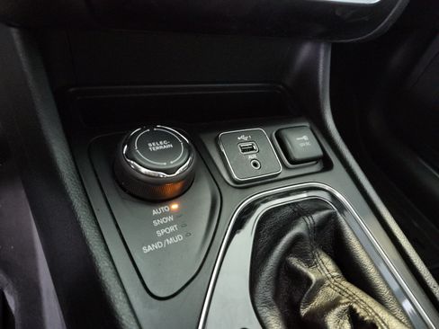 Used 2019 Jeep Cherokee Limited AWD/4WD image 26