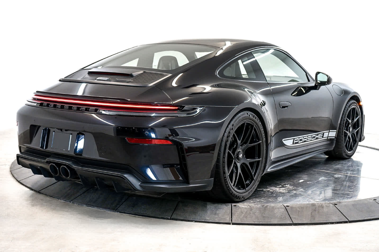 Certified 2025 Porsche 911 GT3 RWD image 9