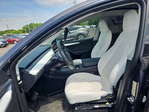 Used 2023 Tesla Model Y Long Range AWD/4WD image 3