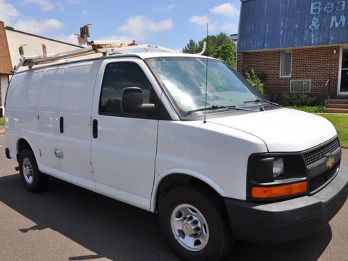 Used 2010 Chevrolet Express 2500 image 4