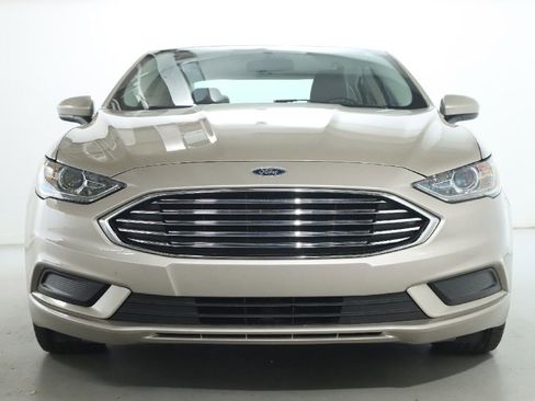 Used 2017 Ford Fusion SE w/ Fusion SE Technology Package image 6