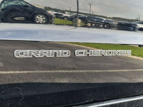 Used 2018 Jeep Grand Cherokee Laredo AWD/4WD image 31