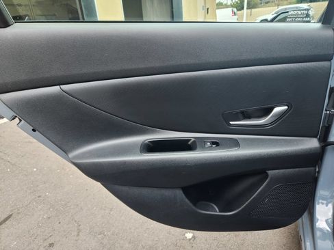 Used 2021 Hyundai Elantra SE FWD image 18