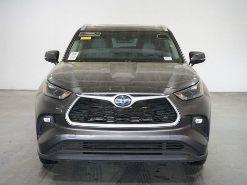 Used 2022 Toyota Highlander XLE image 2