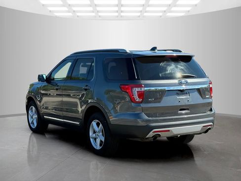 Used 2017 Ford Explorer XLT image 5