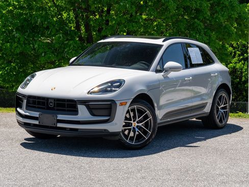 Certified 2023 Porsche Macan AWD/4WD image 1