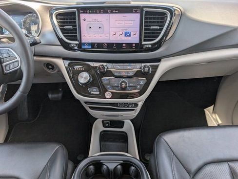 Used 2024 Chrysler Pacifica Touring-L FWD image 7