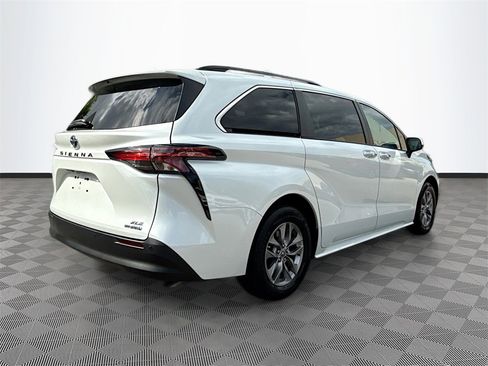 Used 2022 Toyota Sienna XLE image 6