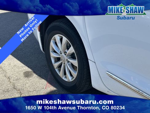 Used 2017 Chrysler Pacifica Touring-L image 10