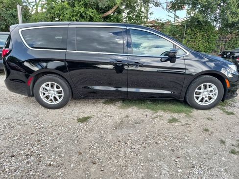 Used 2025 Chrysler Pacifica Select FWD image 5