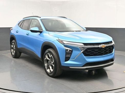 New 2026 Chevrolet Trax LT w/ Driver Confidence Package FWD image 2
