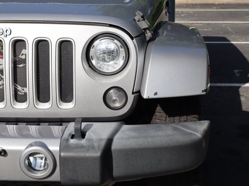 Used 2017 Jeep Wrangler Unlimited Sahara AWD/4WD image 19