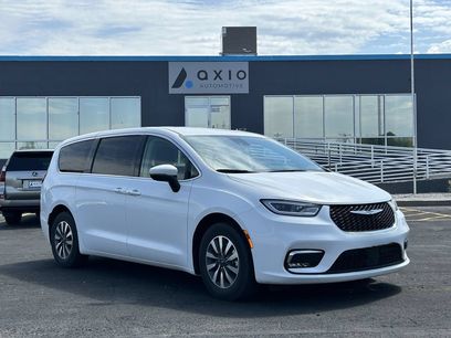 Used 2023 Chrysler Pacifica Touring-L