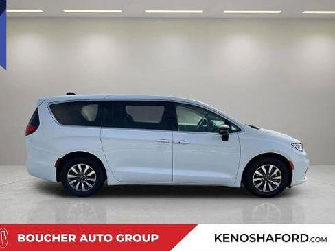 Used 2024 Chrysler Pacifica Limited FWD image 4