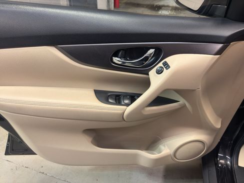 Used 2016 Nissan Rogue SV AWD/4WD image 15
