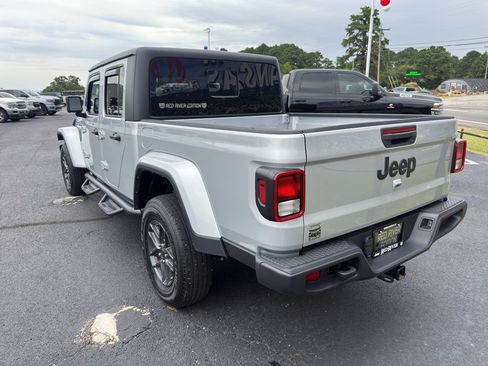 Used 2024 Jeep Gladiator Sport AWD/4WD image 7