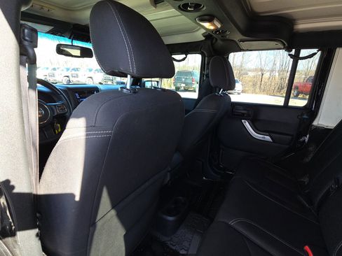 Used 2017 Jeep Wrangler Unlimited Rubicon w/ Max Tow Package image 26