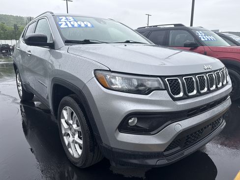 Used 2023 Jeep Compass Latitude AWD/4WD image 5