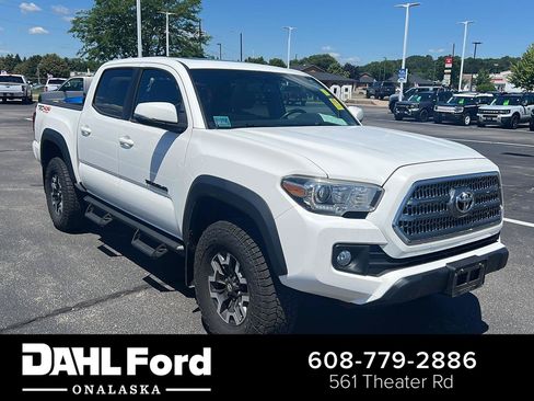 Used 2017 Toyota Tacoma TRD Off-Road AWD/4WD image 1