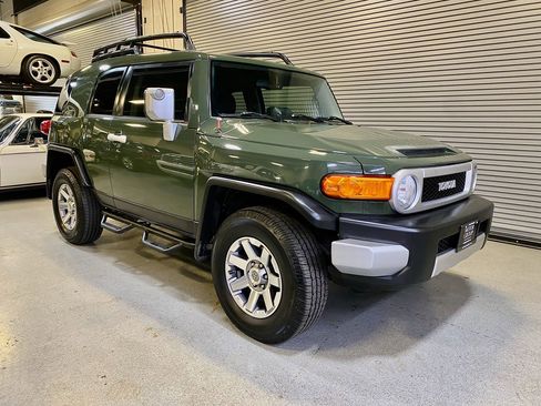 Used 2014 Toyota FJ Cruiser 4WD w/ Convenience Package image 4