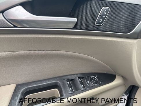 Used 2019 Ford Fusion SE FWD image 18