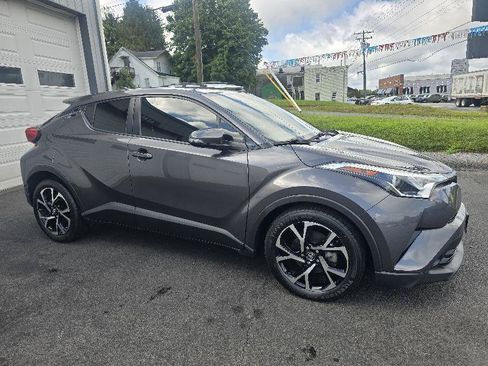 Used 2019 Toyota C-HR XLE FWD image 3