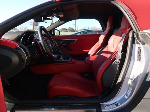 Used 2020 Jaguar F-TYPE R image 15