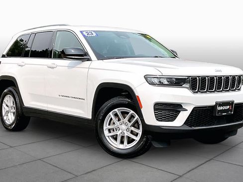 Used 2023 Jeep Grand Cherokee Laredo AWD/4WD image 3