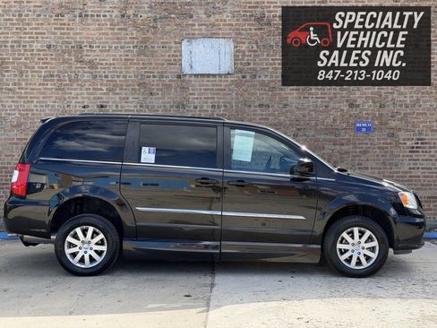 Used 2016 Chrysler Town & Country Touring image 7