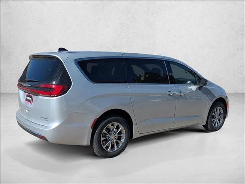 New 2026 Chrysler Pacifica Limited AWD/4WD image 2