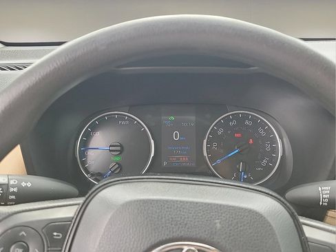 Used 2021 Toyota RAV4 LE AWD/4WD image 17