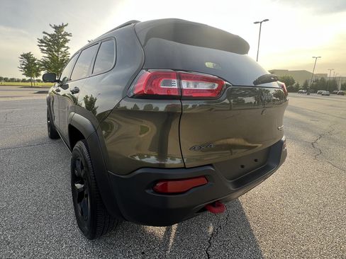 Used 2016 Jeep Cherokee Trailhawk w/ Cold Weather Group AWD/4WD image 3