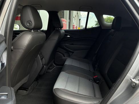 Used 2025 Chevrolet Trax LT w/ LT Convenience Package FWD image 11