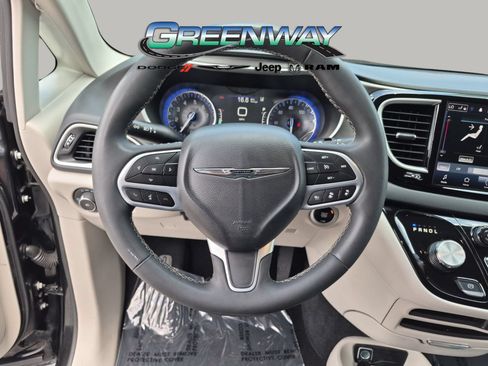 Used 2023 Chrysler Pacifica Touring-L FWD image 24