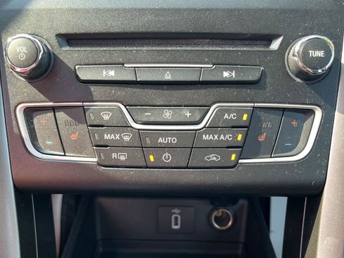 Used 2017 Ford Fusion SE w/ Fusion SE Technology Package FWD image 12