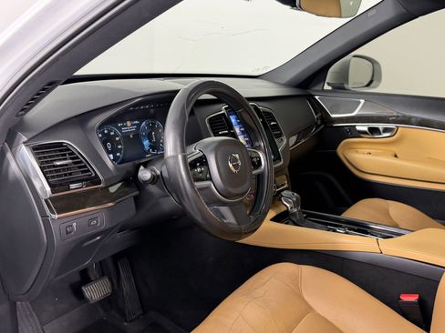 Used 2018 Volvo XC90 T6 Momentum w/ Convenience Package image 4