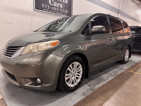 Used 2013 Toyota Sienna XLE image 2