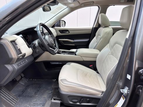 Used 2022 Nissan Pathfinder Platinum w/ Lighting Package (N93) FWD image 16