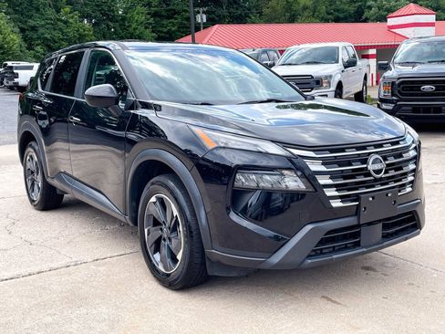 Used 2024 Nissan Rogue SV FWD image 2