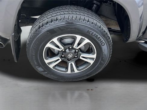 Used 2018 Toyota Tacoma TRD Sport w/ Technology Package RWD image 20